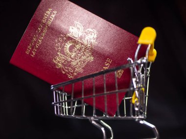 Siyah arka planda alışveriş arabalarında Letonya pasaportu