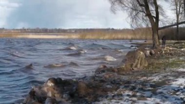 Göl kıyısında güçlü dalgalar var.