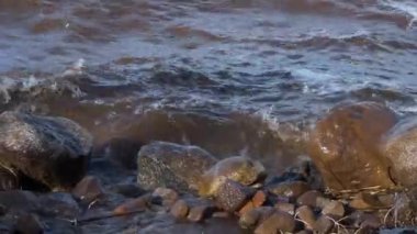 Göl kıyısında güçlü dalgalar var.