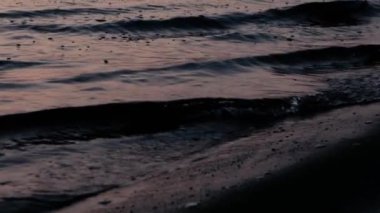 Gün batımında dramatik deniz kıyısı, yavaş çekim