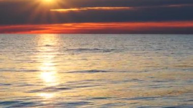 Gün batımında kıyıda küçük dalgalar, yavaş çekim