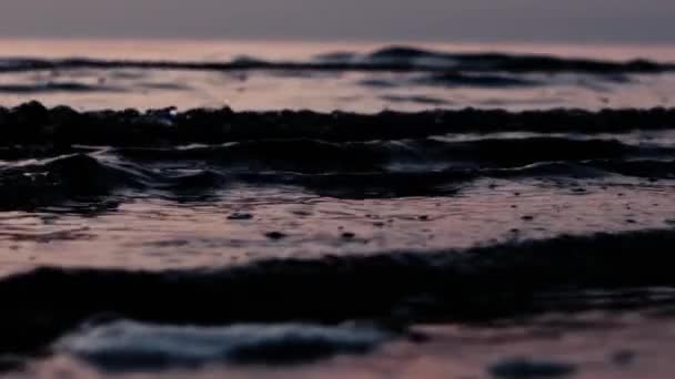Gün Batımında Dramatik Deniz Kıyısı Yavaş Çekim — Stok video