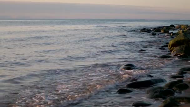 Pequenas Ondas Praia Pôr Sol Câmera Lenta — Vídeo de Stock