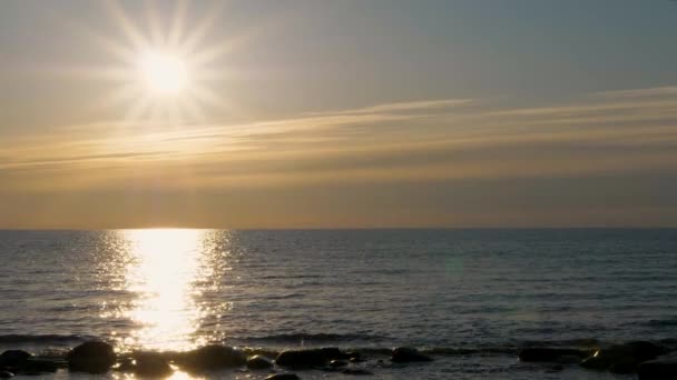 日落时海滩上的小浪 缓慢的运动 — 图库视频影像