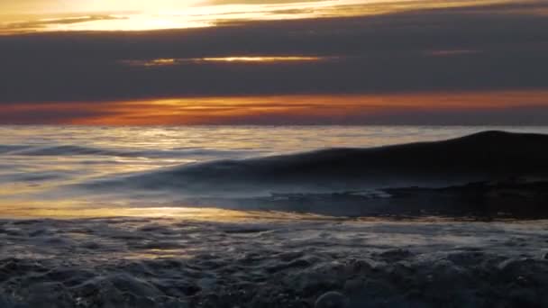 Gün Batımında Kıyıda Küçük Dalgalar Yavaş Çekim — Stok video