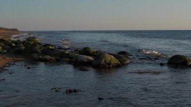 Deniz kıyısı güzel bir günbatımı, yavaş çekim