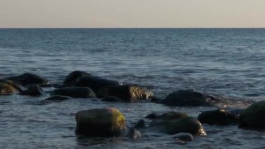 Deniz kıyısı güzel bir günbatımı, yavaş çekim