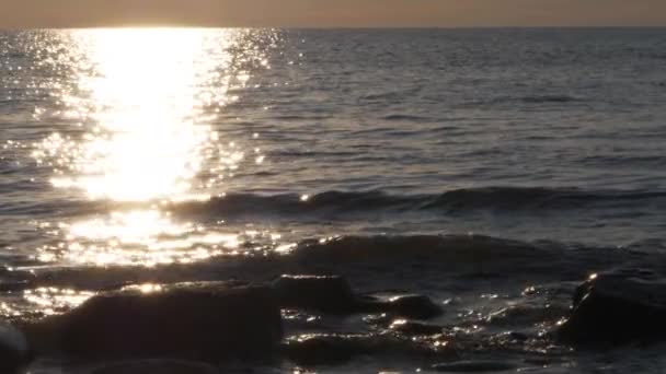 Deniz Kıyısı Güzel Bir Günbatımı Yavaş Çekim — Stok video