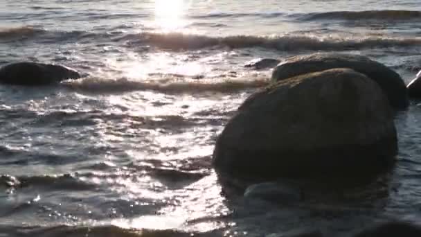 ชายฝ งทะเลบนพระอาท ตกท สวยงาม การเคล อนไหวช — วีดีโอสต็อก