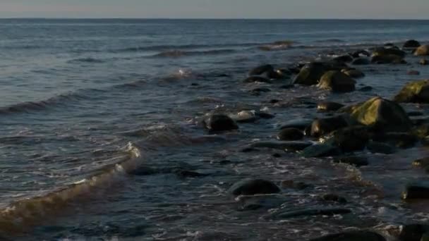 美丽的落日下的海滨 缓慢的运动 — 图库视频影像