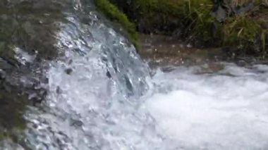 Şelale, su düşüyor ve ağır çekim köpürüyor.