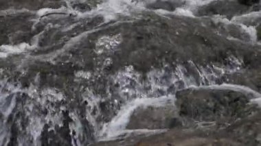 Şelale, su düşüyor ve ağır çekim köpürüyor.