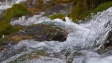 Şelale, su düşüyor ve ağır çekim köpürüyor.