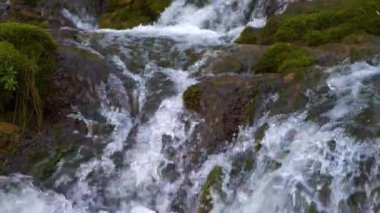 Şelale, su düşüyor ve ağır çekim köpürüyor.