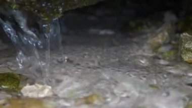 Şelale, su düşüyor ve ağır çekim köpürüyor.