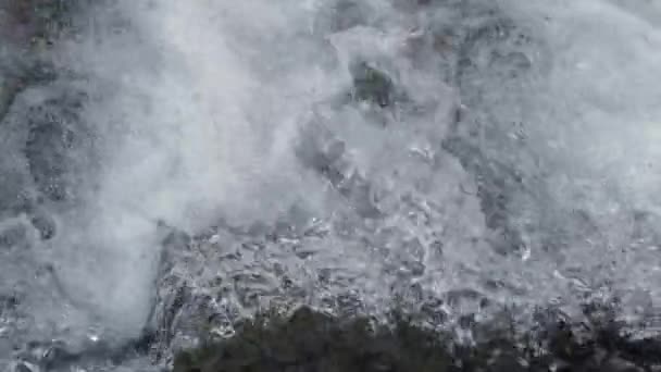 Водопад Вода Падает Пузырьки Замедленной Съемки — стоковое видео