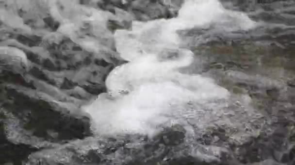 Cascada Agua Cayendo Burbujeando Cámara Lenta — Vídeos de Stock