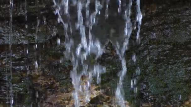 Cascada Agua Cayendo Burbujeando Cámara Lenta — Vídeo de stock