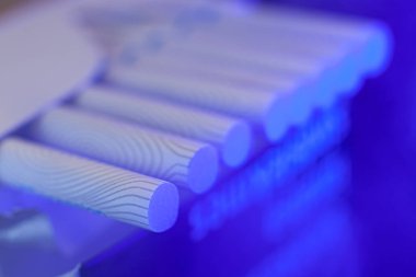 Mavi ışıkta filtresi olan ince sigaralar, sigara içmek kalp krizine neden olur.