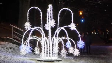 Kar taneleri şeklinde Noel ışığı kurulumu