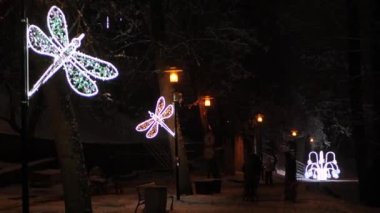 Ağaçlar Noel ışıklarıyla süslenmiş.