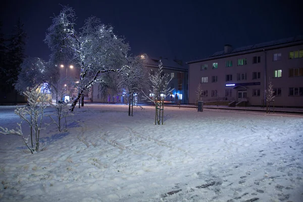 Nachtbild Mit Schneebedeckten Bäumen Der Stadtumgebung Holzhäuser Mit Einer Weihnachtslampe — Stockfoto
