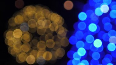 Bulanık daire şeklinde Noel ışıkları. Arka plan bulanık. Soyut Noel ışıkları yanıp sönüyor. Noel ışıkları videosu