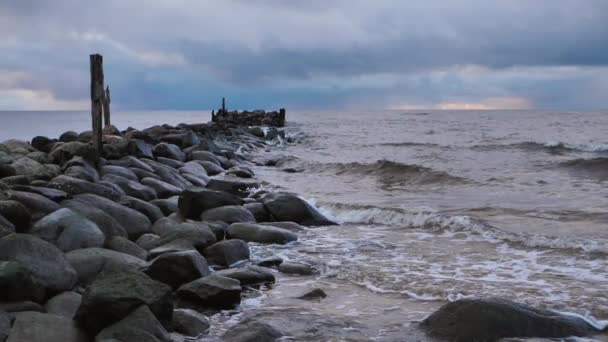 Onda Mar Lava Velho Cais Pedra Abandonado Nuvens Chuva São — Vídeo de Stock