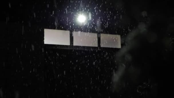 Een Nachtlantaarn Verlicht Sneeuw Sneeuwval Nachts — Stockvideo