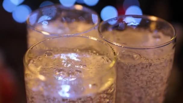 Het Glas Champagne Glinstert Draait Langzaam Bubbels Rijzen Prachtig Een — Stockvideo