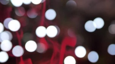 Duman yavaşça yükselir, arka planda hareket eder, duman ve ışıklar bulanıklaşır