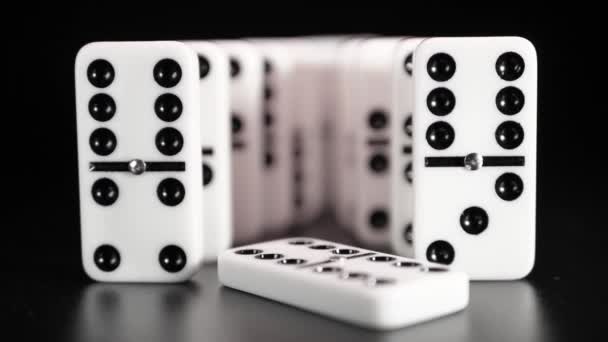 Witte Domino Dobbelstenen Vallen Een Zwarte Achtergrond Langzame Beweging — Stockvideo