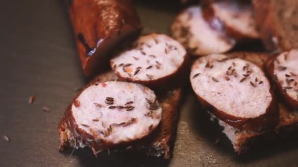 Kümmel Auf Wurstscheiben Und Brot Streuen Das Tablett Dreht Sich — Stockvideo