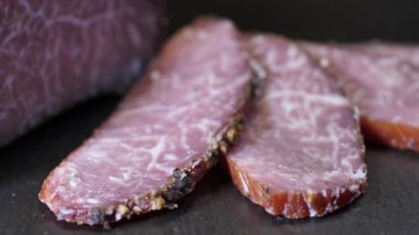 Dilimlenmiş mermer et. Tepsi dönüyor. Seçici odak