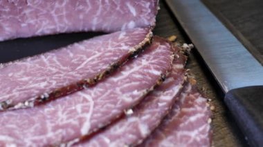 Dilimlenmiş mermer et. Tepsi dönüyor. Seçici odak