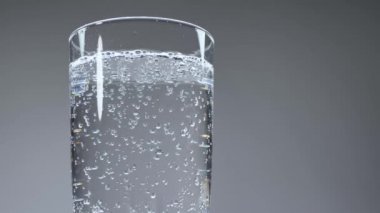 Suyun üstünden hava kabarcıkları yükseliyor. Karbonatlı su.