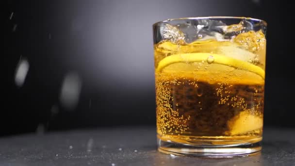 Ein Alkoholischer Cocktail Wirft Ein Stück Zitrone Hinein Alkohol Löst — Stockvideo