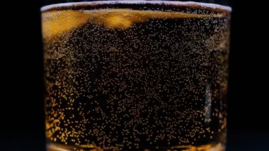  Bardakta alkol kokteyli. Cam saat yönünde döner.