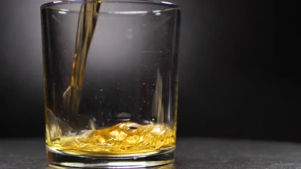 Altın Viski Siyah Arka Planda Dönen Bir Bardağa Dökülür Alkolik — Stok video