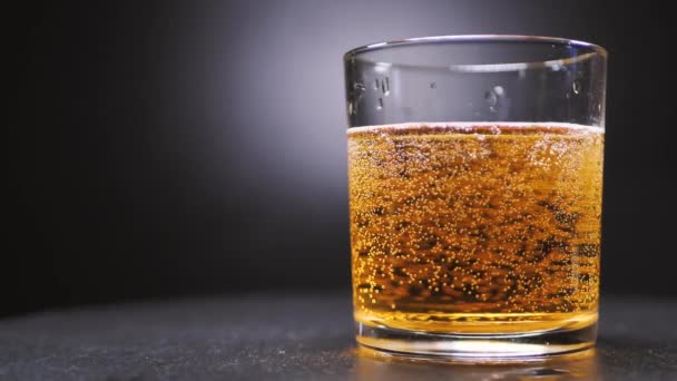 Whisky Dorado Vierte Vidrio Girando Sobre Fondo Negro Bebidas Alcohólicas — Vídeo de stock