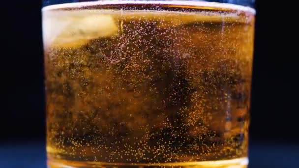 Alkoholischer Cocktail Glas Das Glas Dreht Sich Uhrzeigersinn — Stockvideo