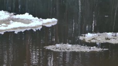 Bahar buzu. Nehir eridi ama bazı buz kütleleri yüzüyor. Bahar manzarası