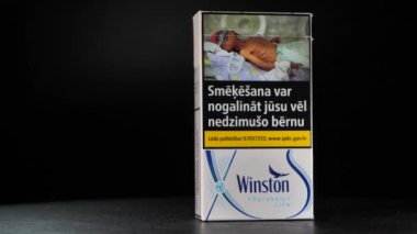 Bir paket sigara siyah bir arkaplanı açıyor.