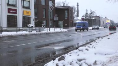 Kışın trafik ışığında şehir manzaralı bir araba saati.