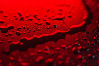 Kırmızı arkaplanda su damlaları