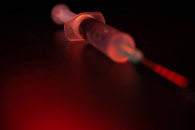 Damlalı şırınga ucu, koyu arkaplan