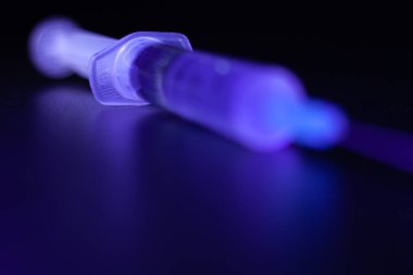 Damlalı şırınga ucu, koyu arkaplan