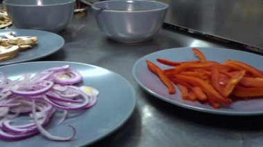 Hamur peyniri ve lezzetli ürünlerden elle pizza yapmak.