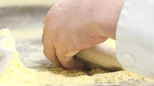 Dziecko Ugniata Ciasto Pizzowe Małymi Rękami — Wideo stockowe