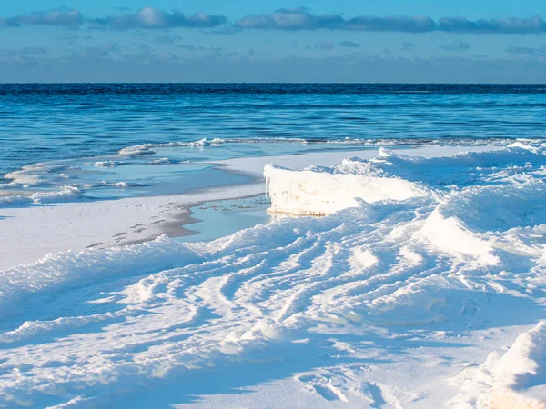 Studené Zimní Mořské Pobřeží Kousky Ledu Moře Modrá Obloha Malými — Stock fotografie